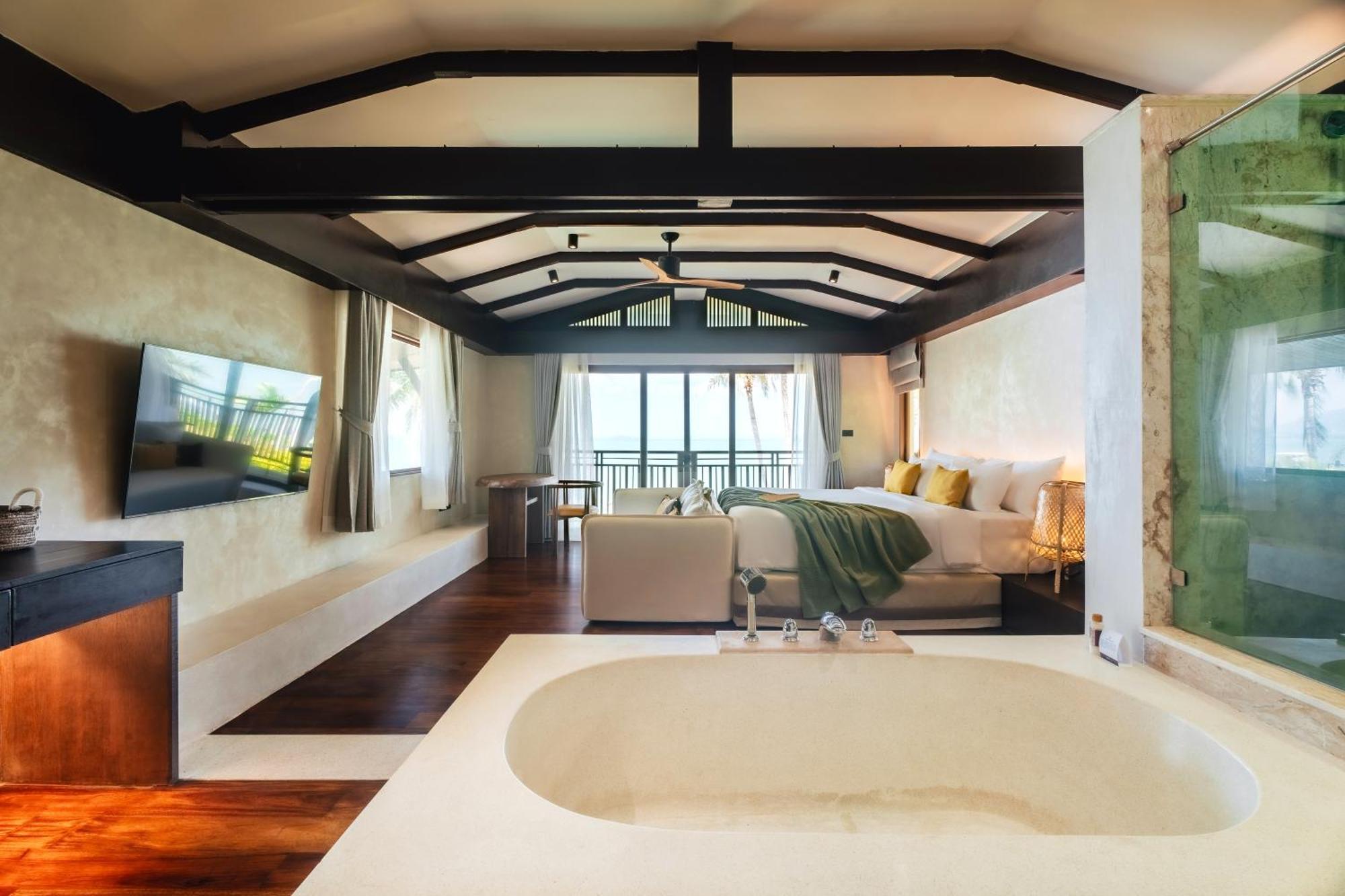 LUX 3-Bedroom Grand Beachfront Pool Villa Unlimited 24-Hour Water Shuttle Service