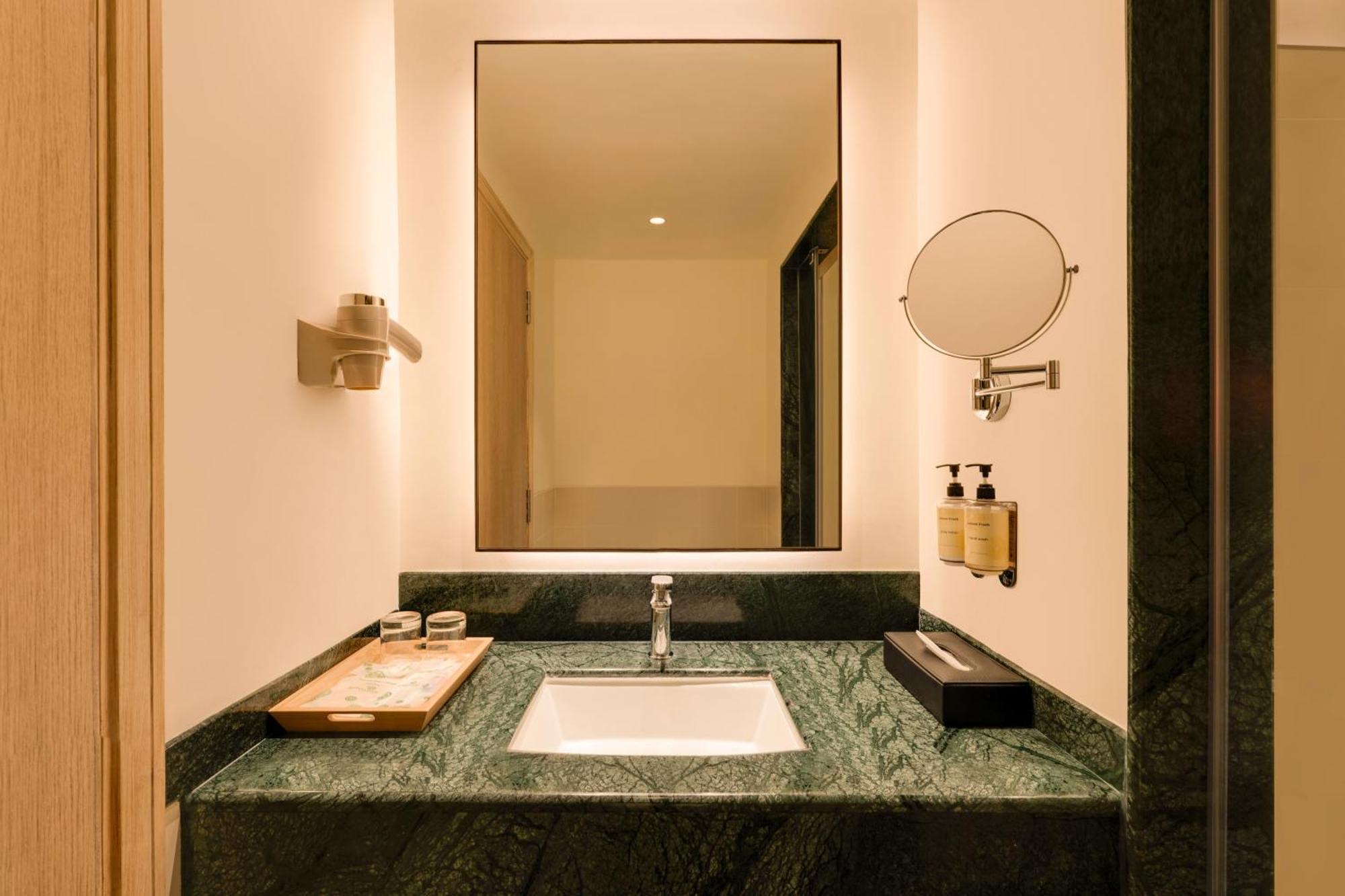 Deluxe Twin Room (Complimentary Happy Hours at the Bar from 1800 hrs to 2000 hrs,25% Discount on Spa Treatments at the hotel spa and Happy Hours are applicable only on IMFL)
