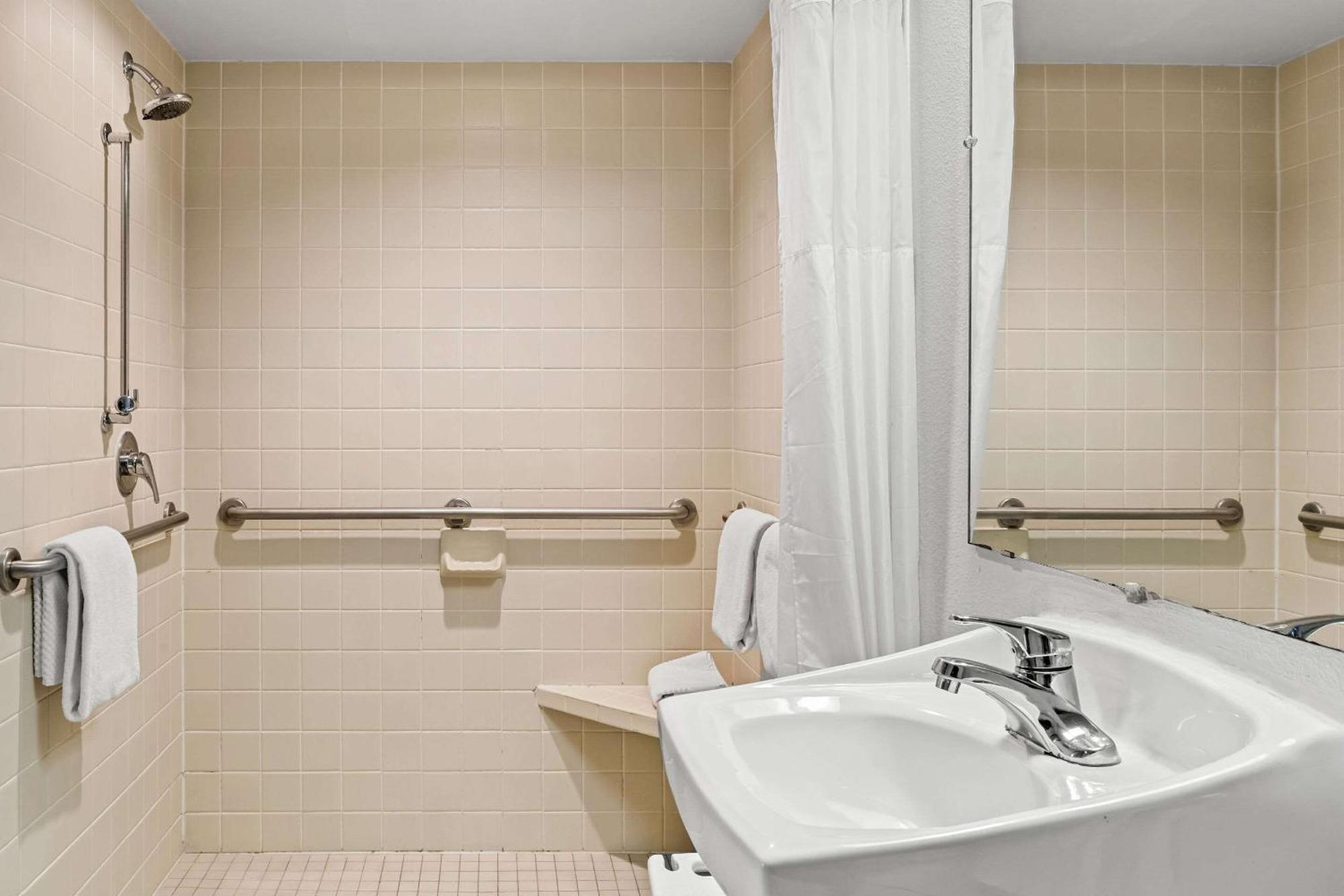 King Room - Accessible/Non-Smoking