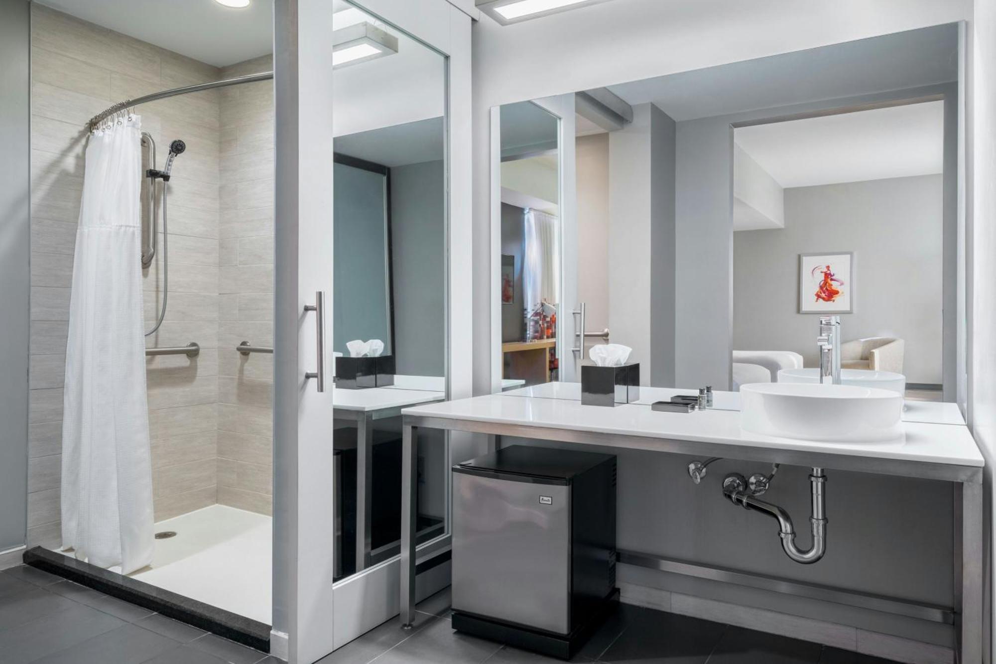 Savvy, Guest room, 1 King, City view, Corner room