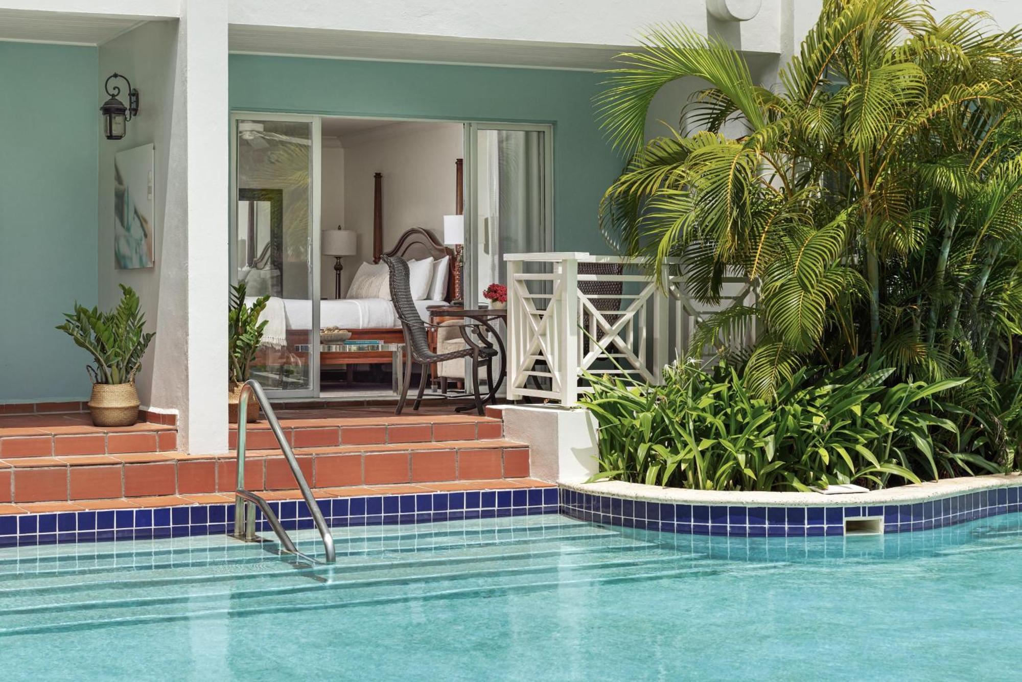 Swim up Lover's Lagoon Honeymoon Club Level Room