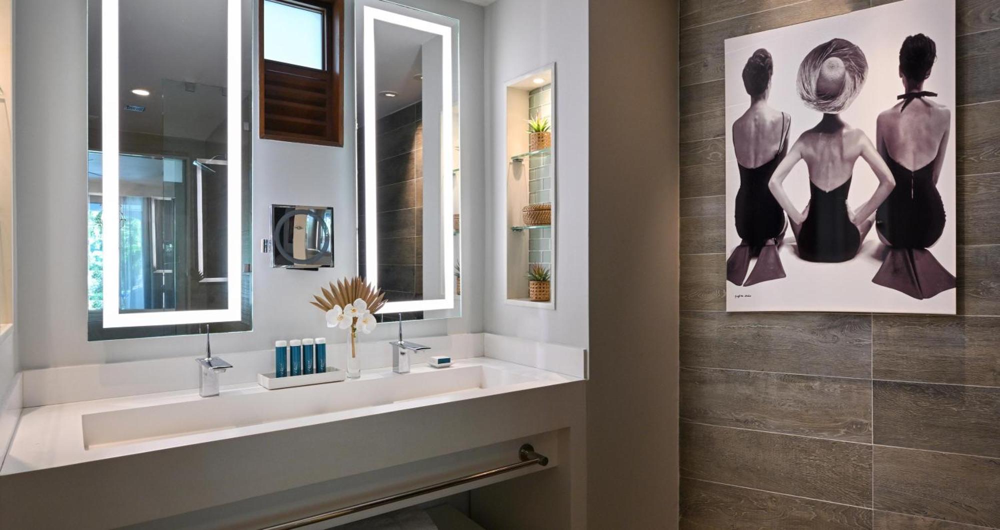 South Seas Club Level Junior Palm Suite w/ Outdoor Tranquility Soaking Tub