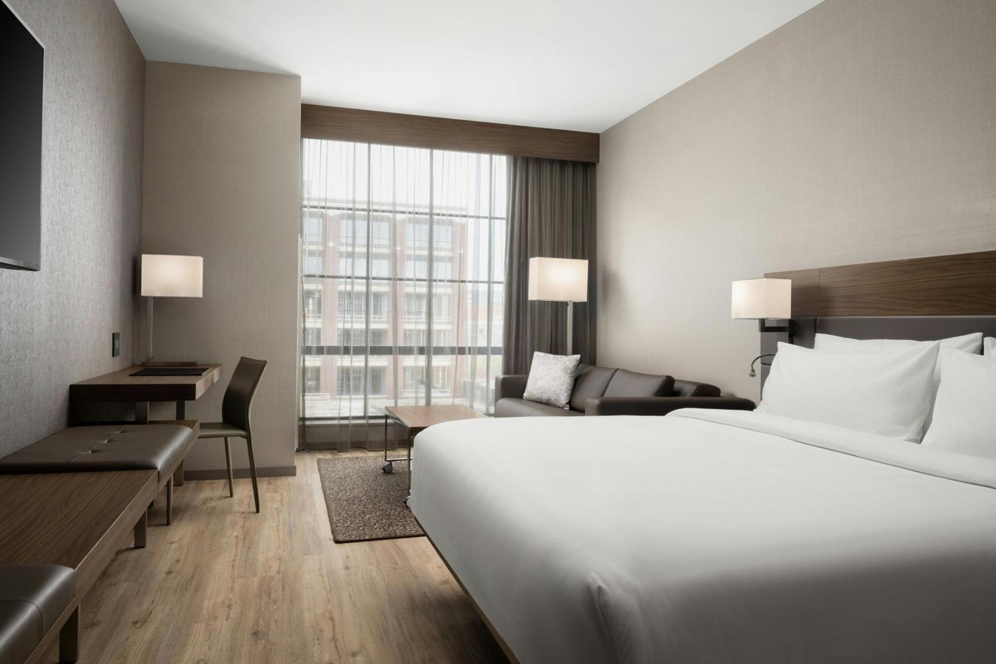 King Room with Tub - Mobility Accessible