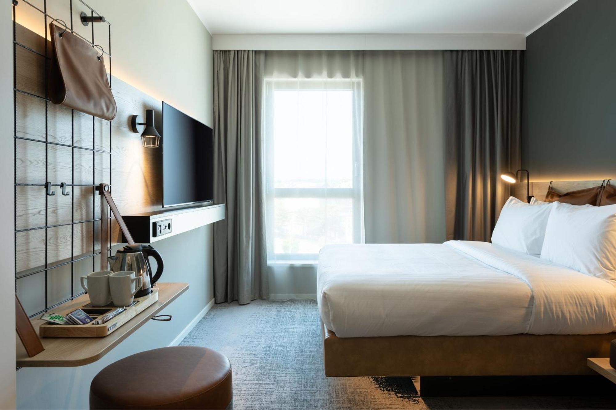 Moxy Queen Room