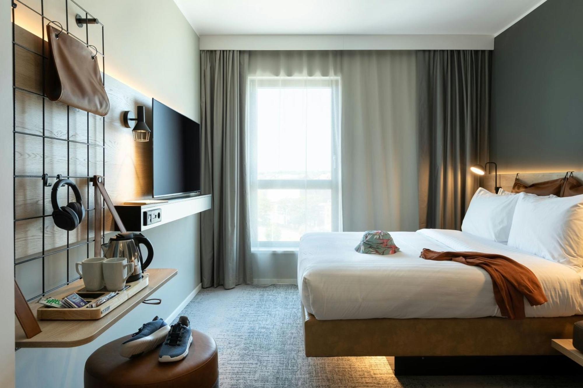 Moxy Queen Room