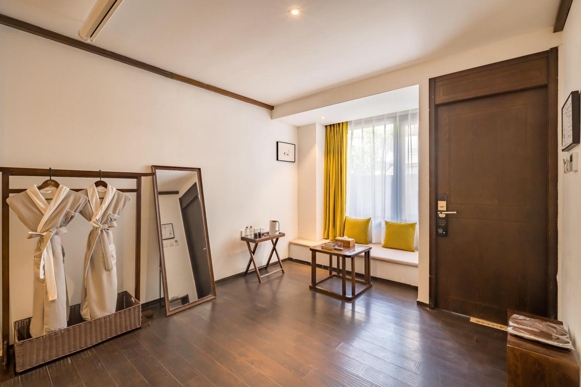 Double Room with courtyard (100-inch projection + minibar)