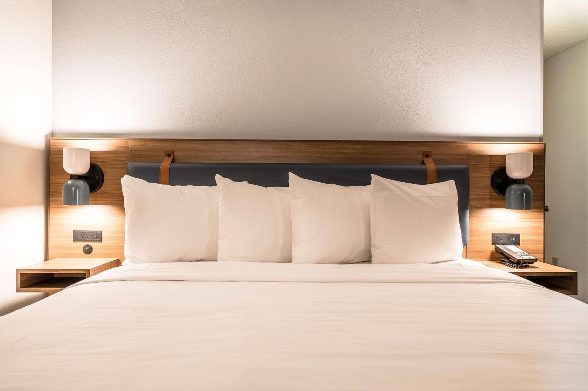 Guestroom King with Sofa Bed