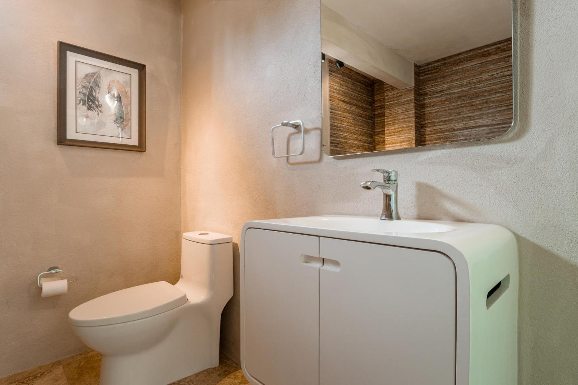 Suite con cama grande y vistas a la piscina