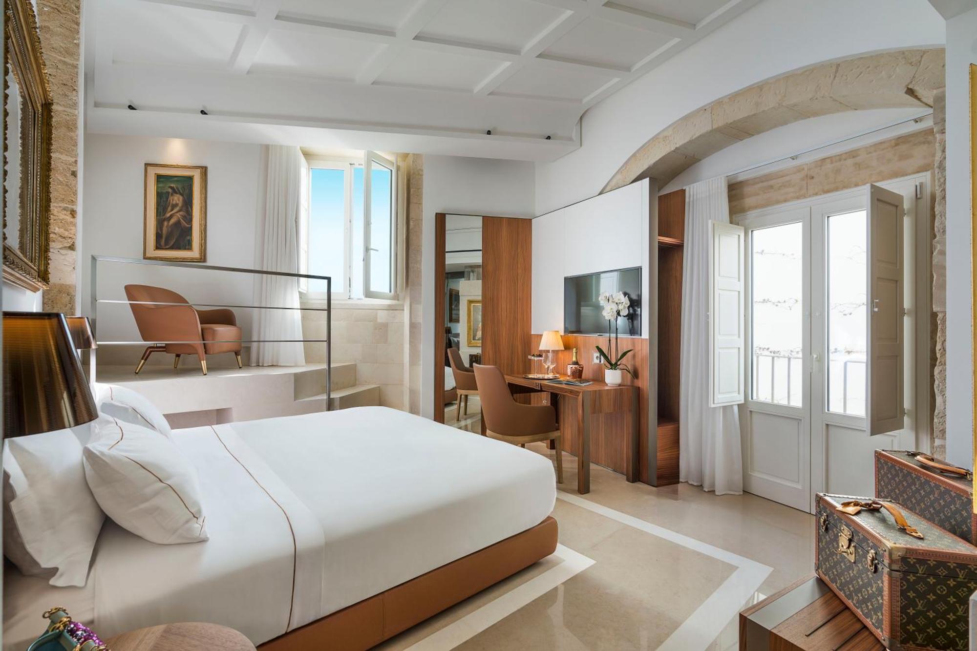 Deluxe Double Room with Side Sea View