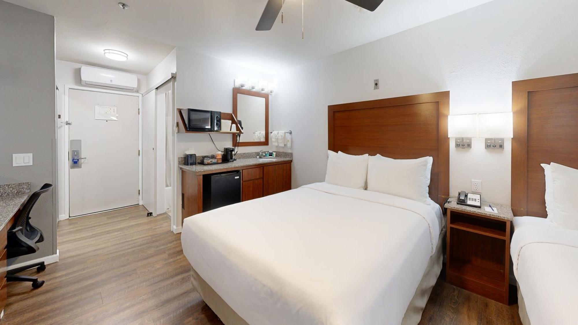 Chambre Standard avec 2 Lits Doubles - Non-Fumeurs