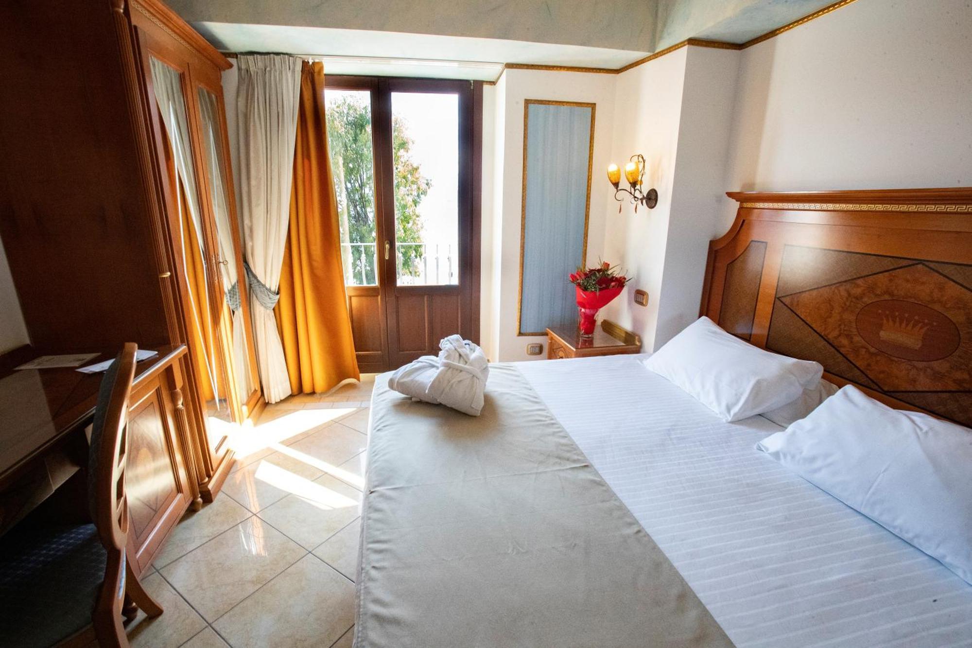 Deluxe Double Room with Balcony and Sea View