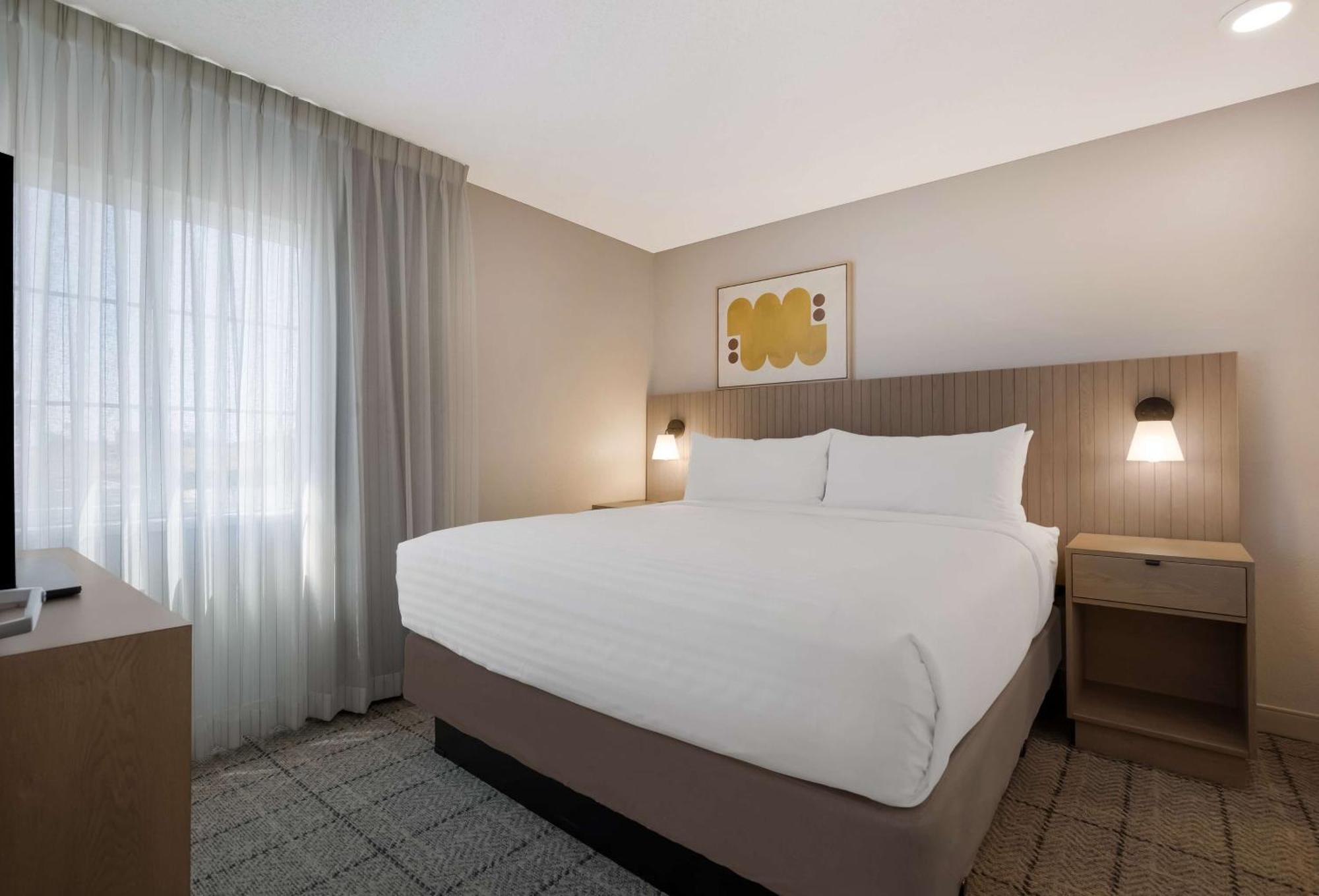 One-Bedroom Queen Suite