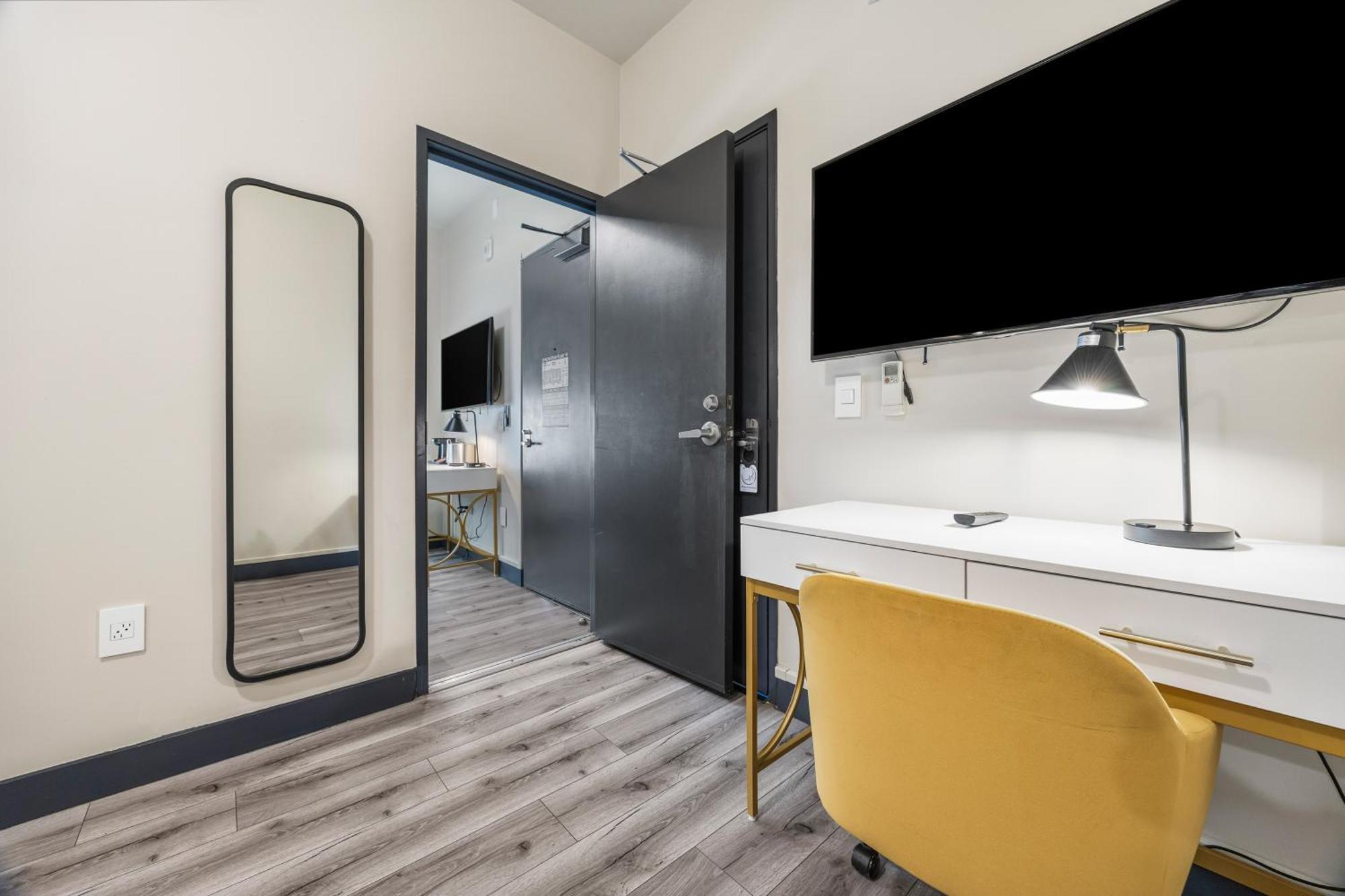 Deluxe Queen Suite
