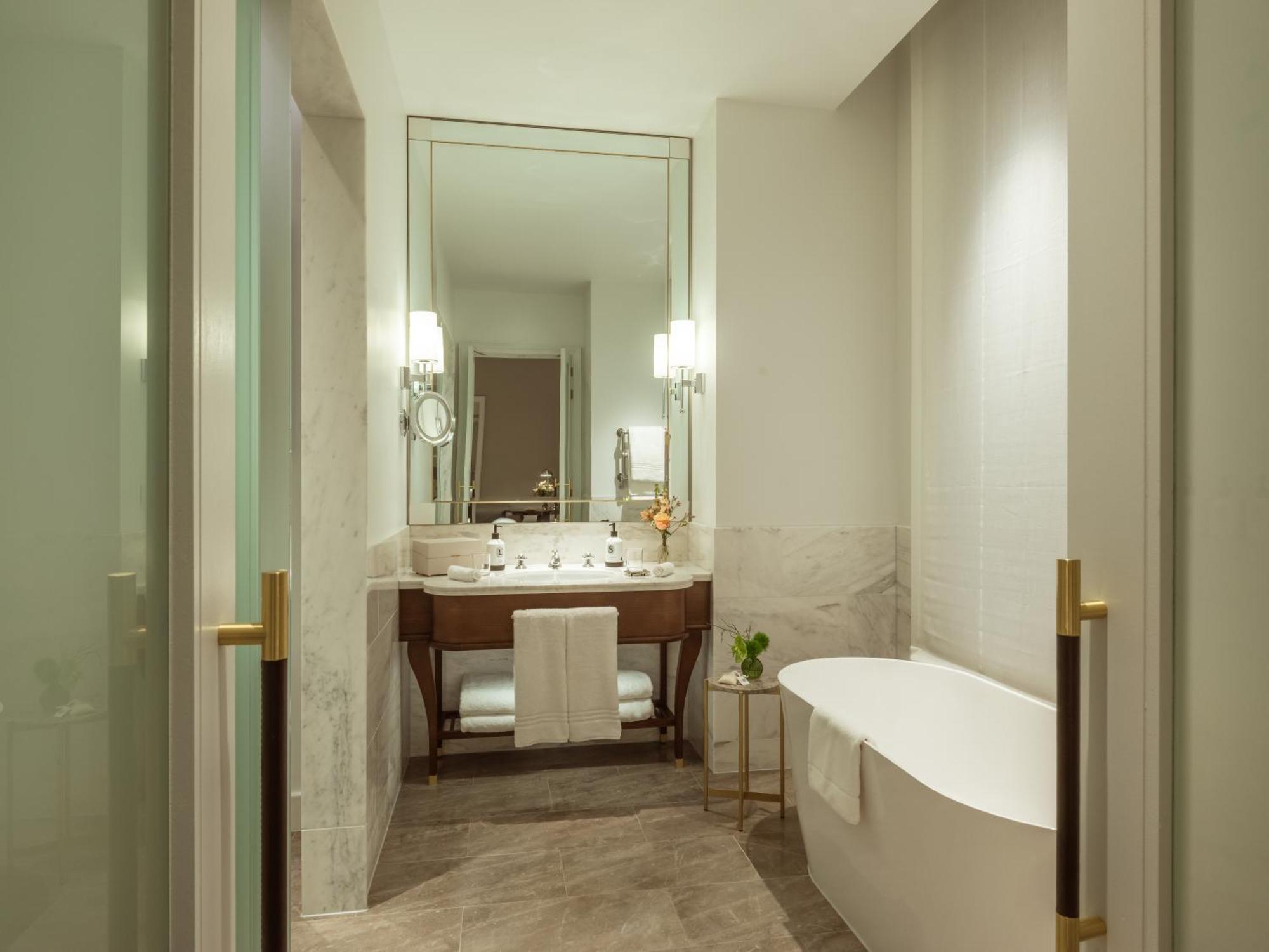 Deluxe Room,1647572815:JPEG