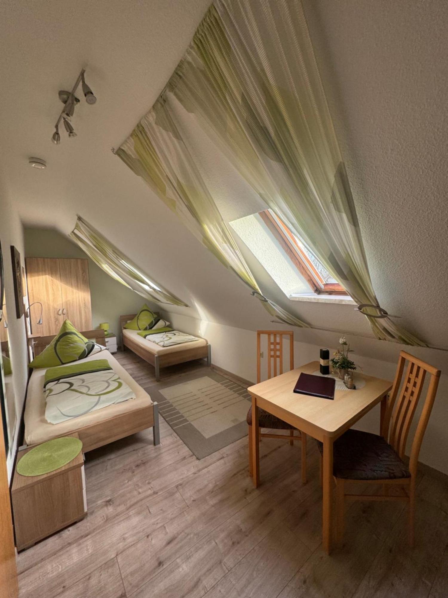 Zweibettzimmer mit eigenem Bad