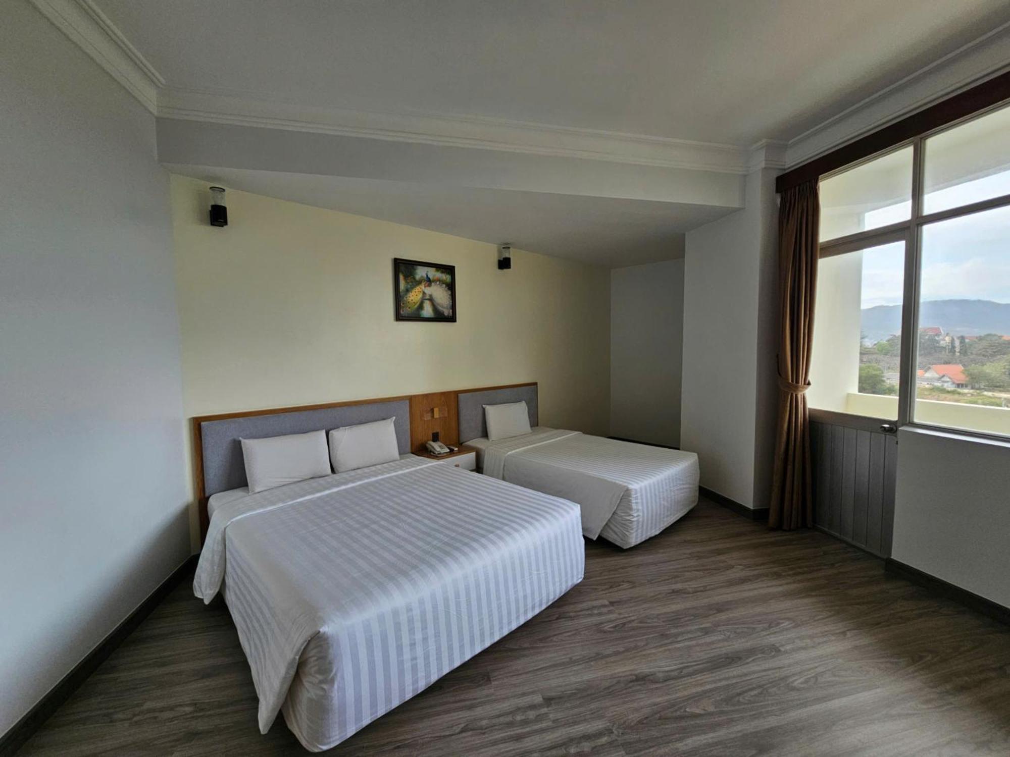 Phòng 3 Người Nhìn Ra Thành Phố