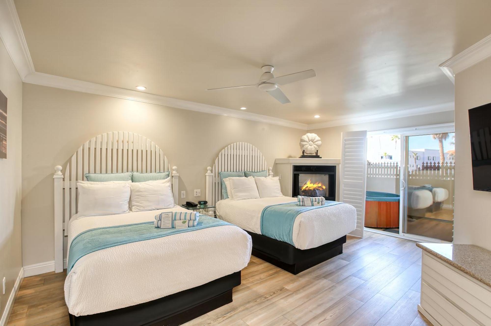 Deluxe Doppelzimmer mit 2 Doppelbetten und Stadtblick