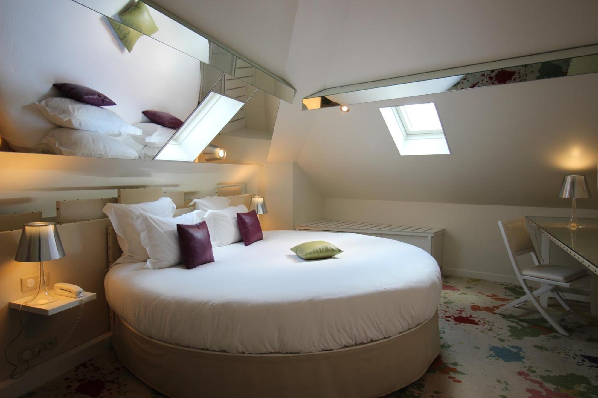 Double Room Atelier d'Artiste Jacuzzi round bed