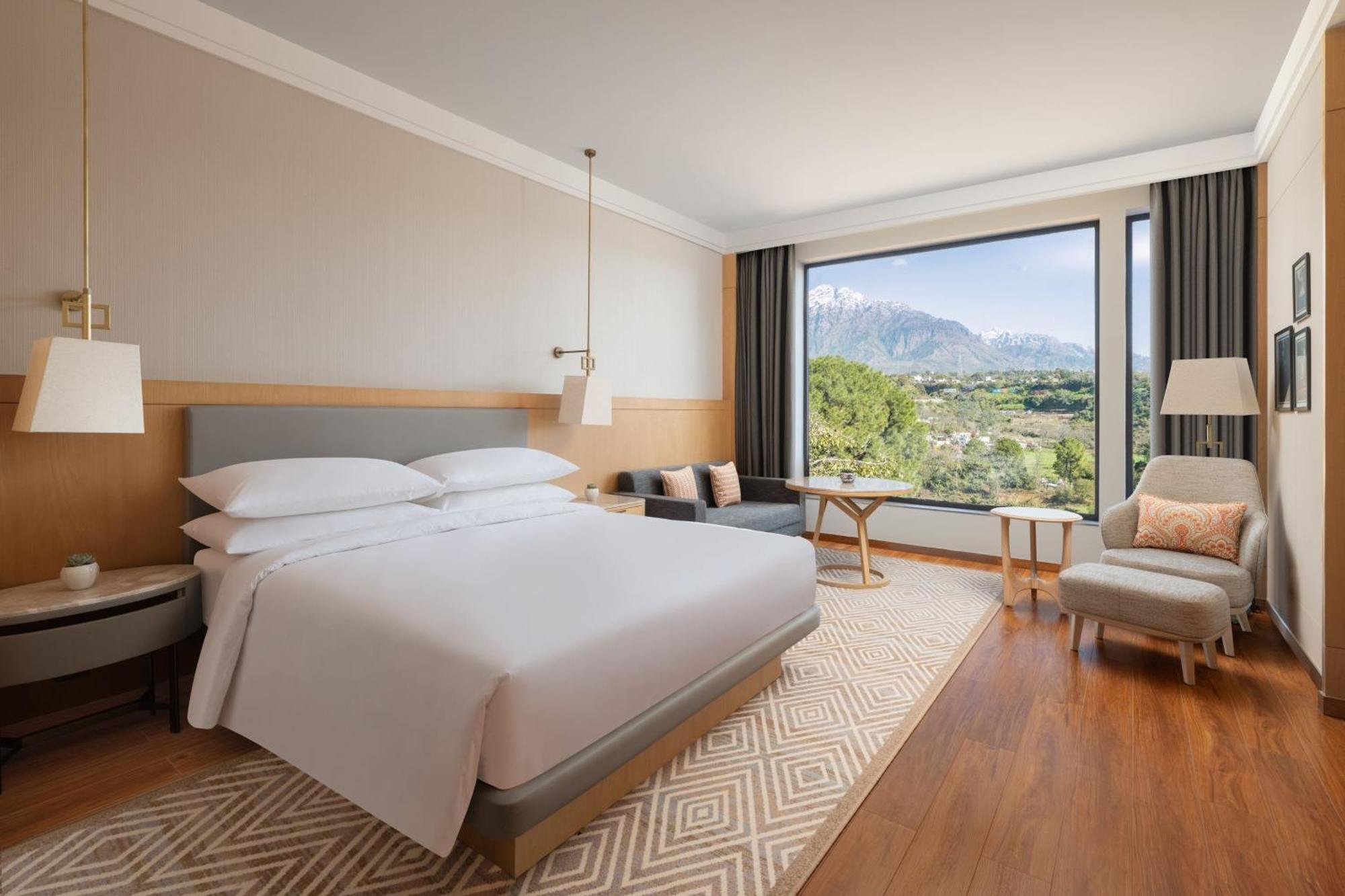 Deluxe, Deluxe Guest room, 1 King, Shrine view