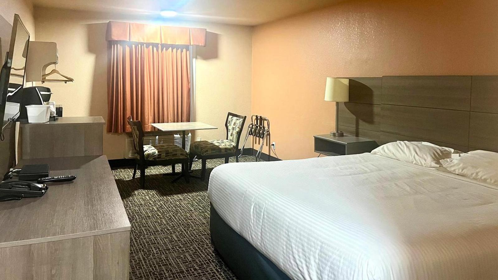 Queen Room with One Queen Bed and Bathtub with Grab Bars - Mobility Accessible - Non-Smoking