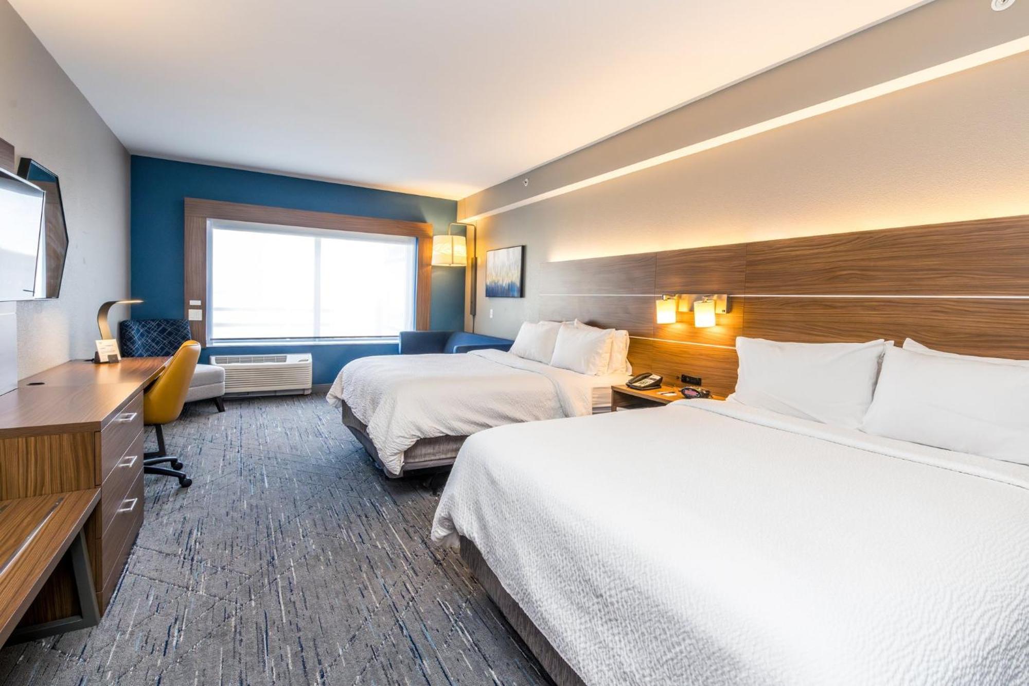 Queen Suite with Two Queen Beds and Mobility Accessible Bathtub - Non-Smoking