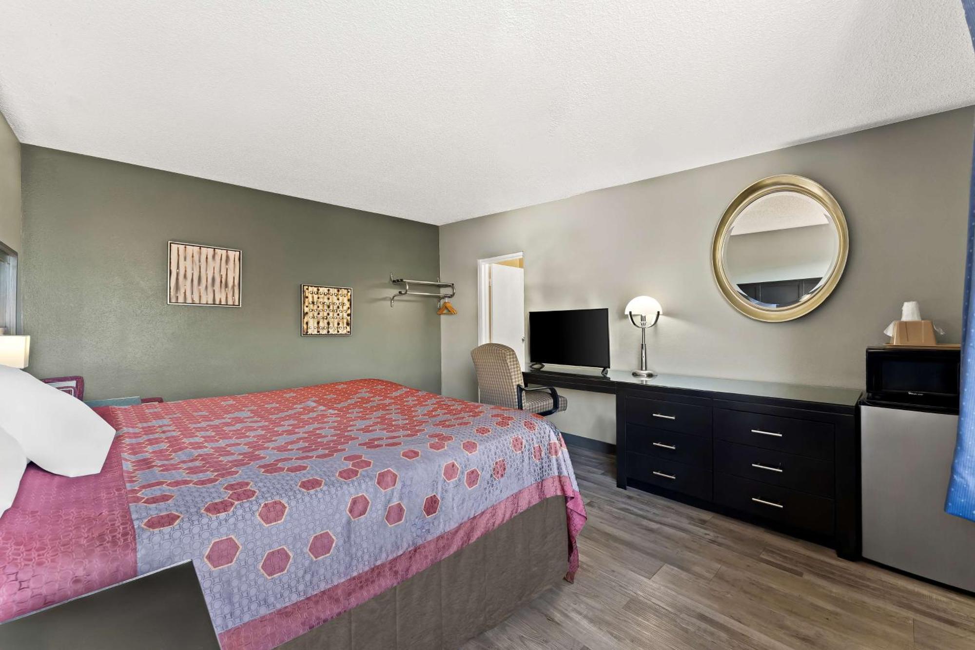 King Room - Accessible/Non-Smoking
