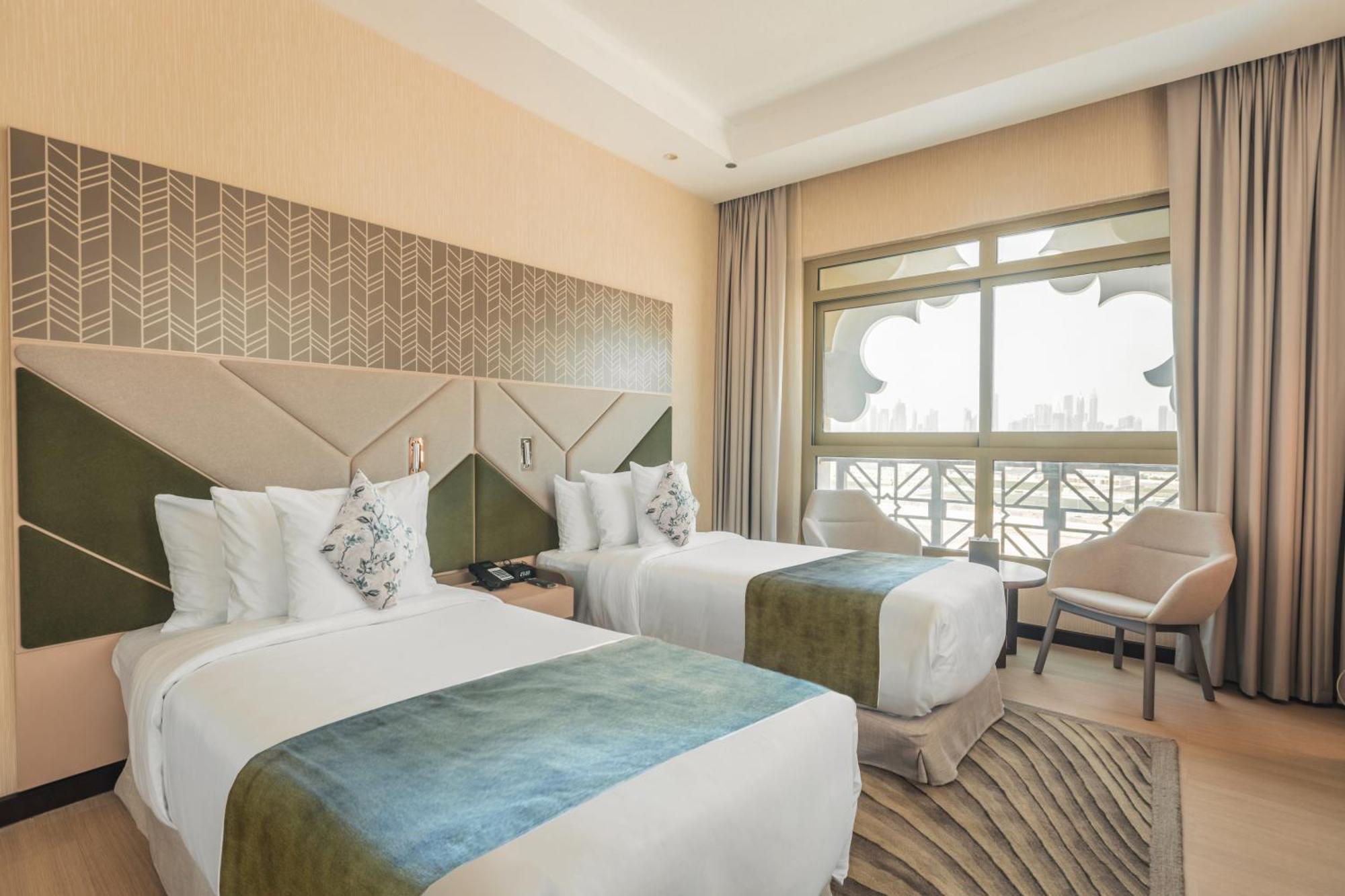 Alojamiento Familiar Superior comunicado con 20% de descuento en comida y bebida, salón de belleza y traslado gratuito al centro comercial Dubai Mall y a la playa de La Mer