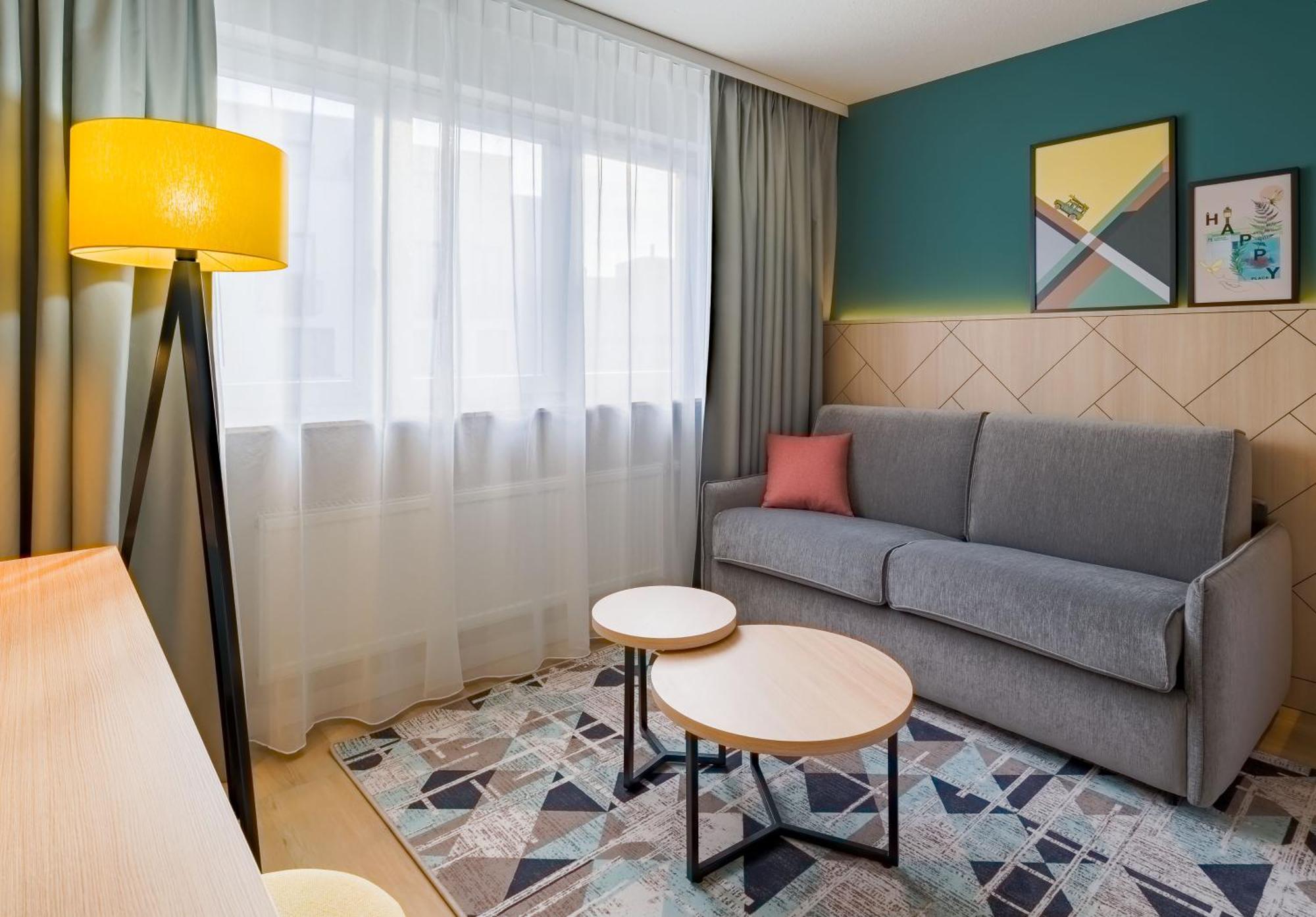 Zimmer mit Kingsize-Bett und Küchenzeile
