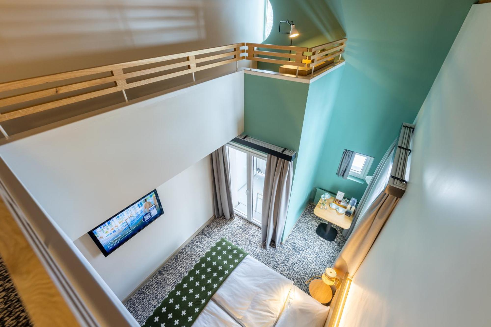 Duplex Family Room with Panoramic View,1649014657:JPEG