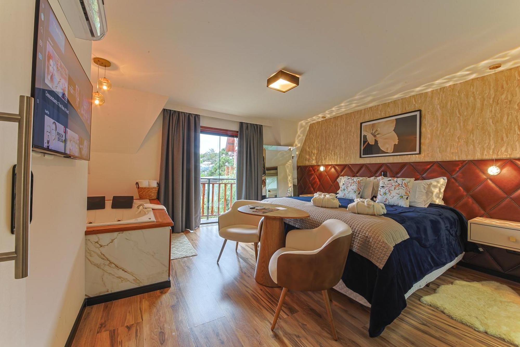 Deluxe Suite with Spa Bath