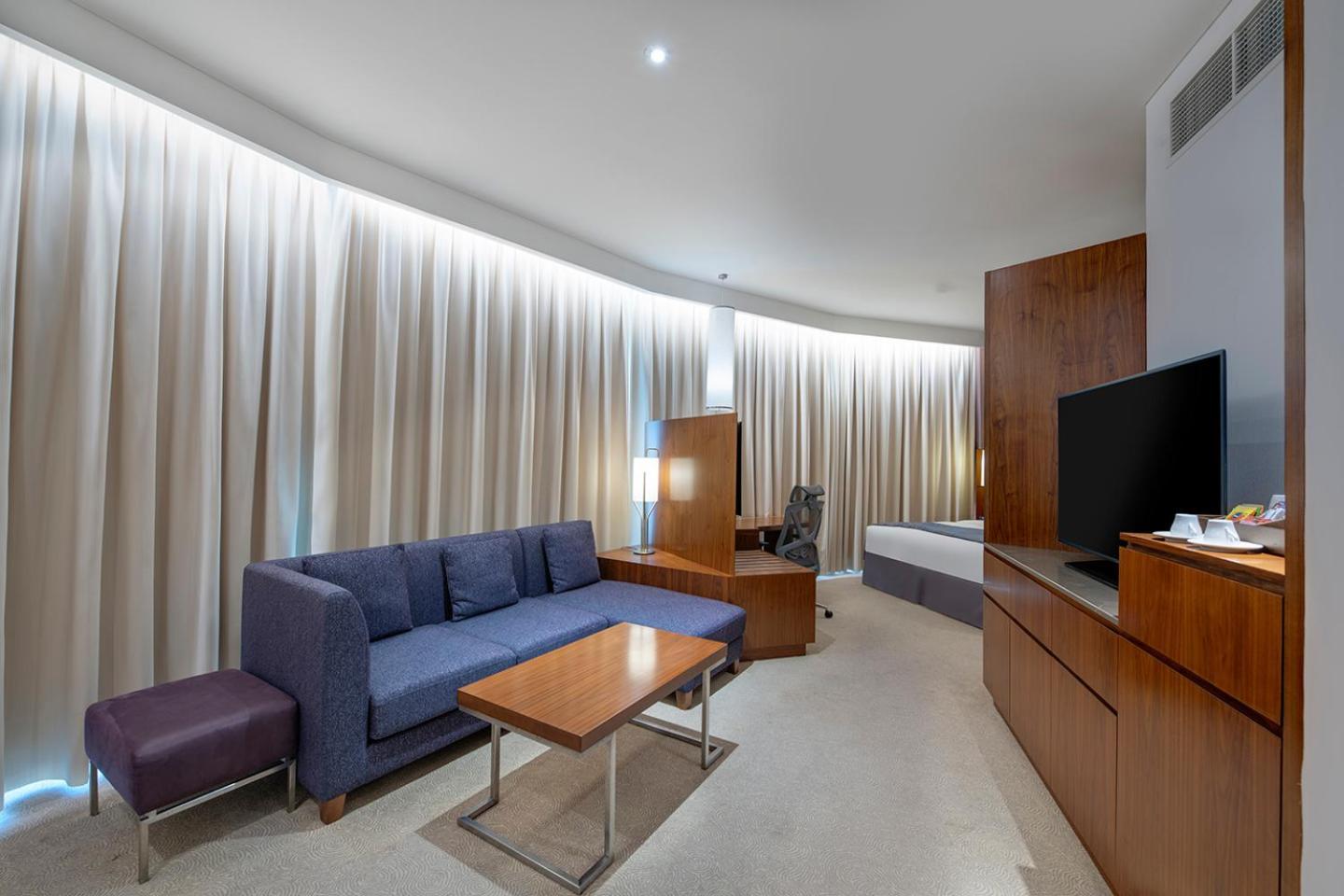 Junior King Suite Garden View Lounge Access