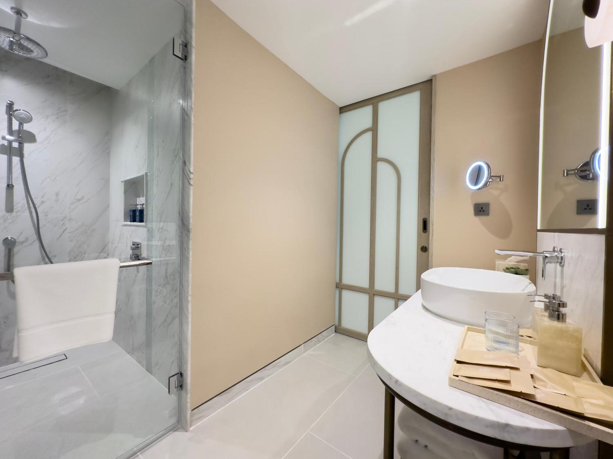 Deluxe Twin Room with Bay View - High Floor