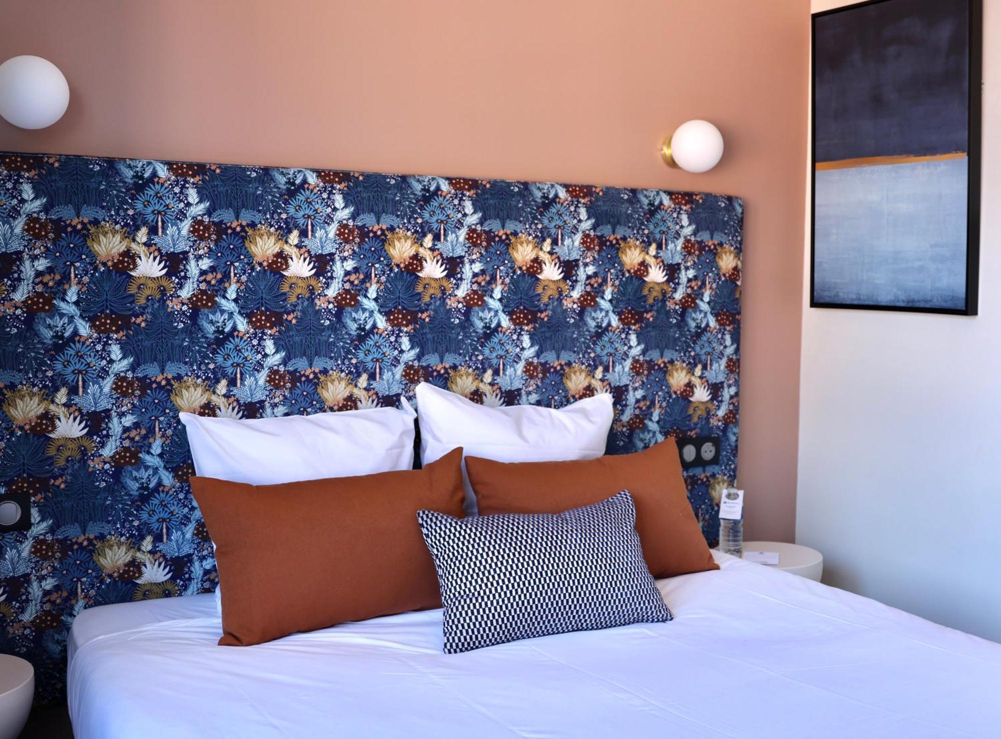 Chambre Lit Queen-Size Confort avec Lit d'Appoint Simple