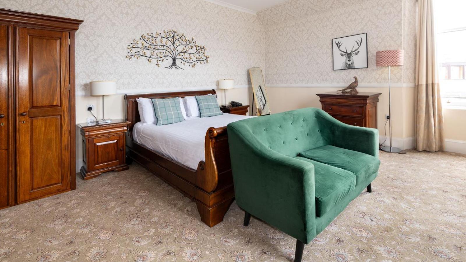Zimmer mit Kingsize-Bett