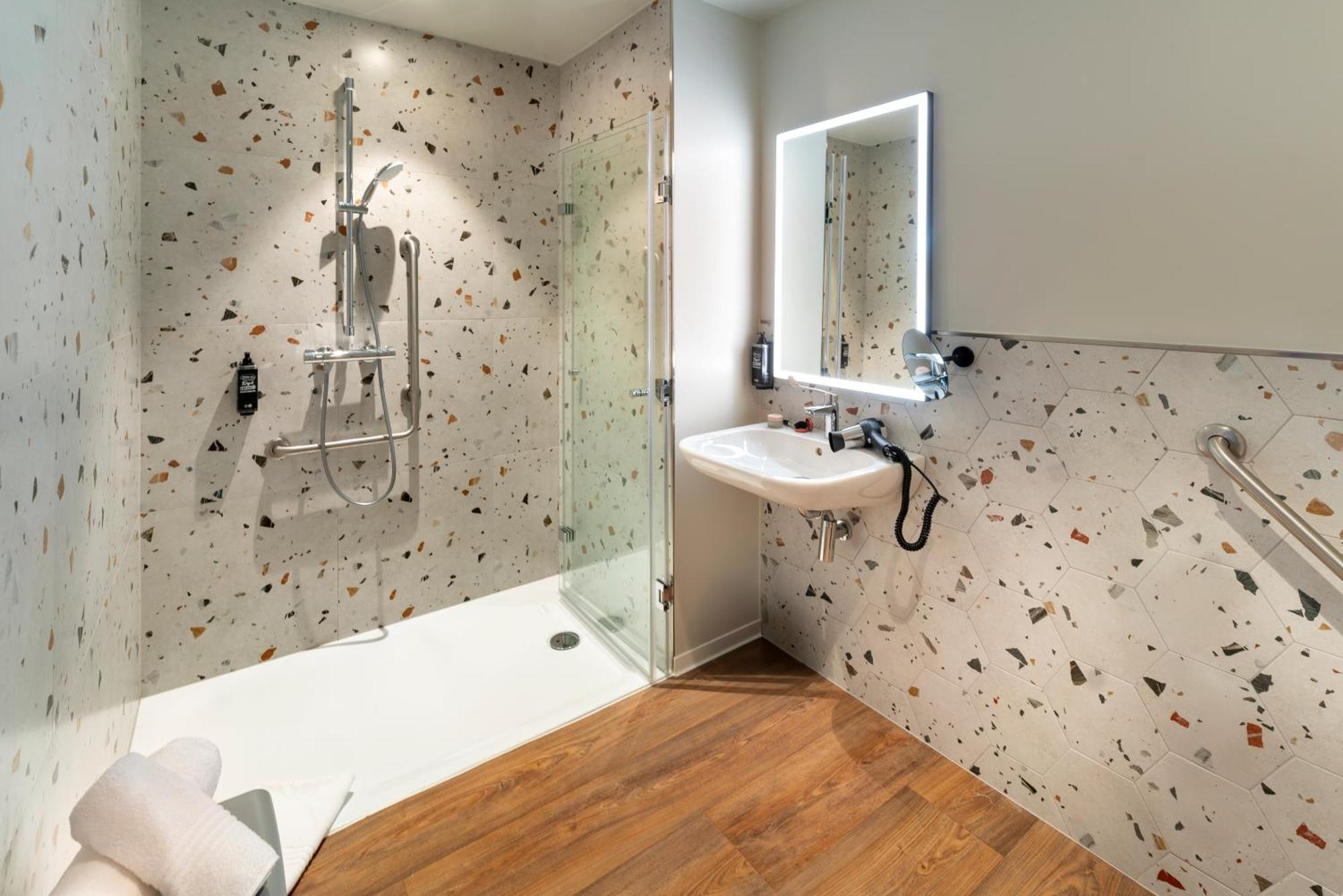 Chambre Double - Accessible aux Personnes à Mobilité Réduite