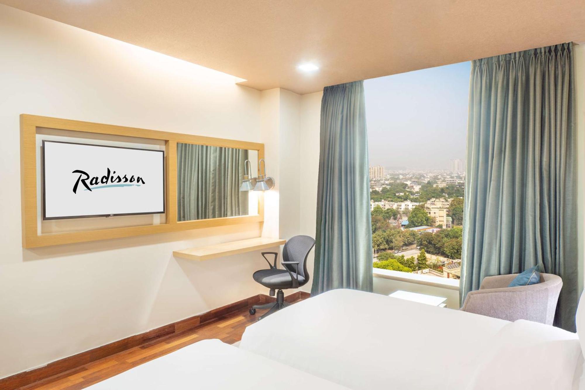 Deluxe Double or Twin Room with 20% Discount on food and soft beverages, Laundry and liquor and spa, INR 500 credit, one mug of freshly brewed beer during the stay ((330 ml)