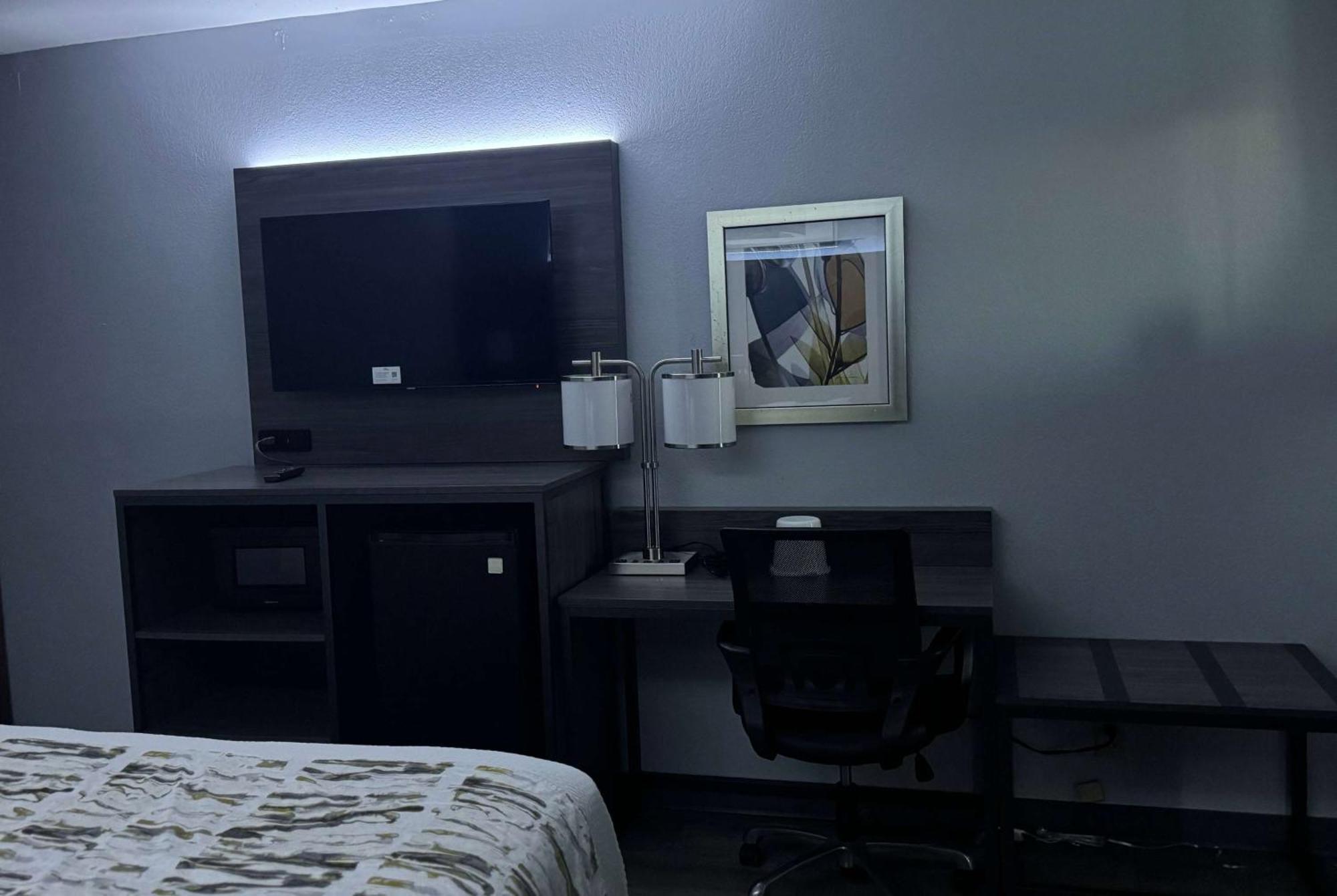 1 King Bed, Mobility Accessible Room, Bathtub w/ Grab Bars, Non-Smoking