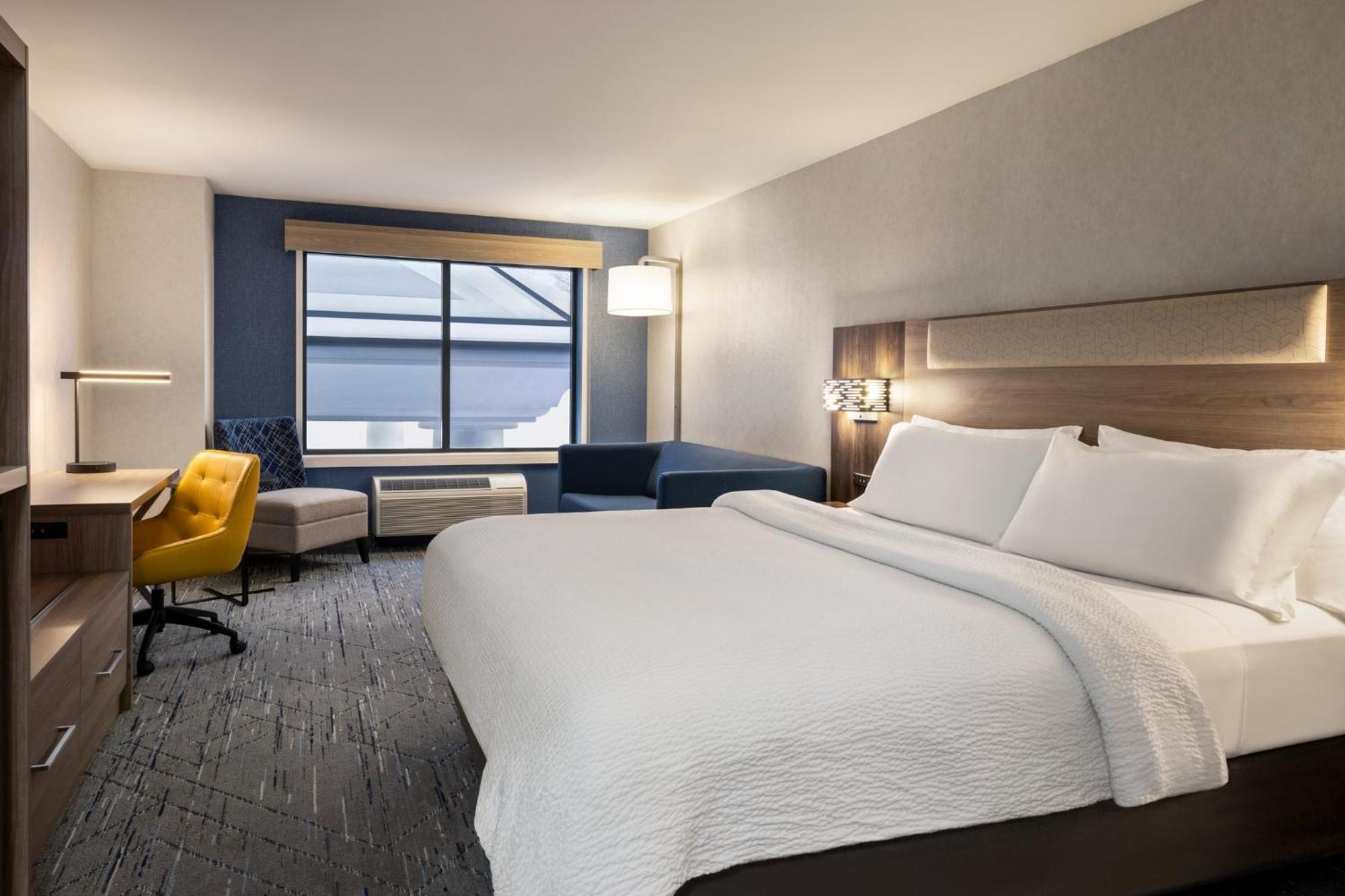 Standard King Room with Roll-in Shower - Mobility Accessible