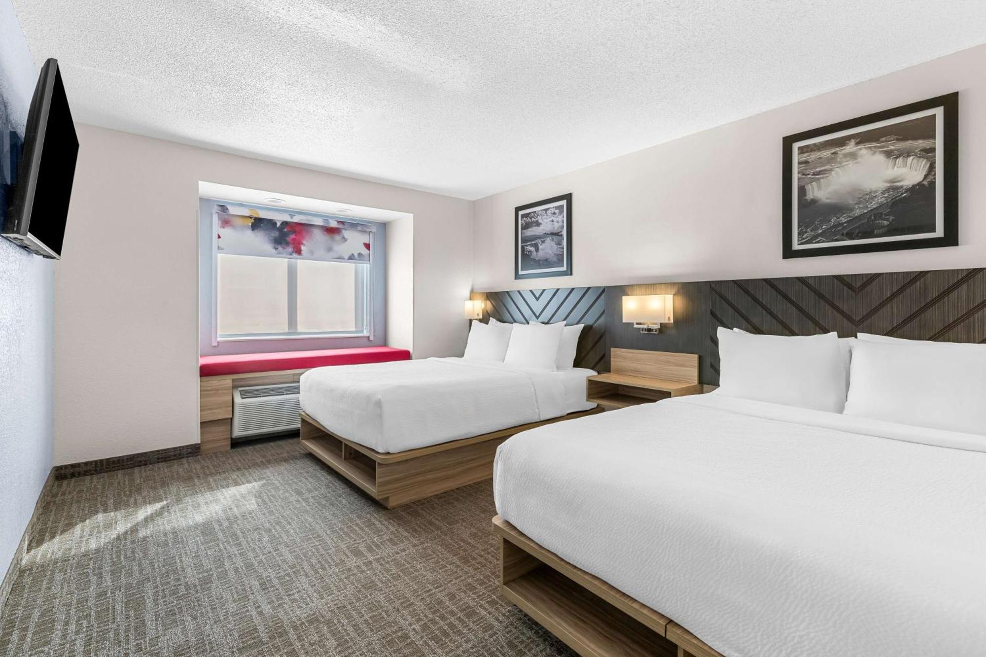 Queen Suite with Two Queen Beds and Sofa Bed - Rain Shower/Non-Smoking