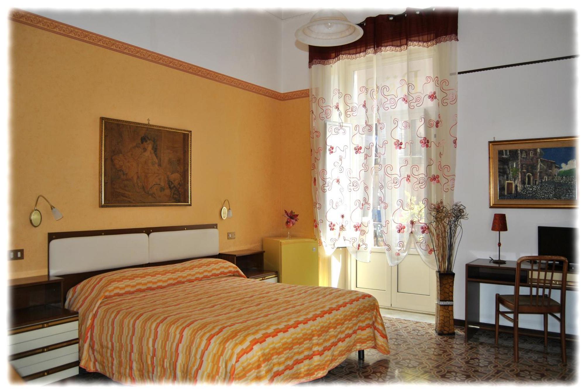 Deluxe Double Room with Private Internal Bathroom