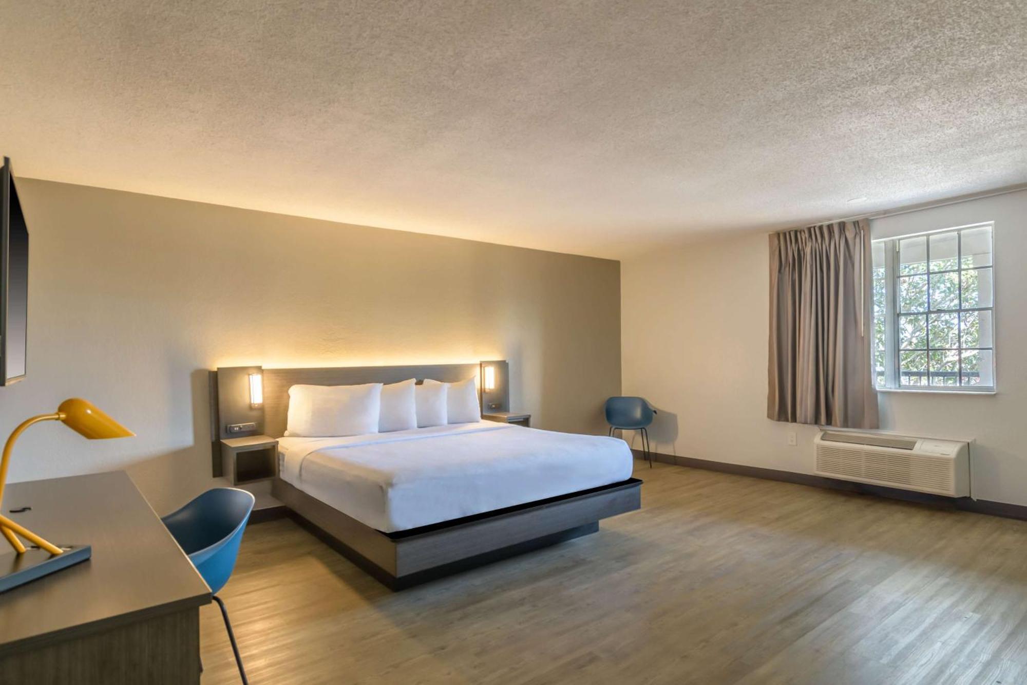 Deluxe Suite - Non-Smoking