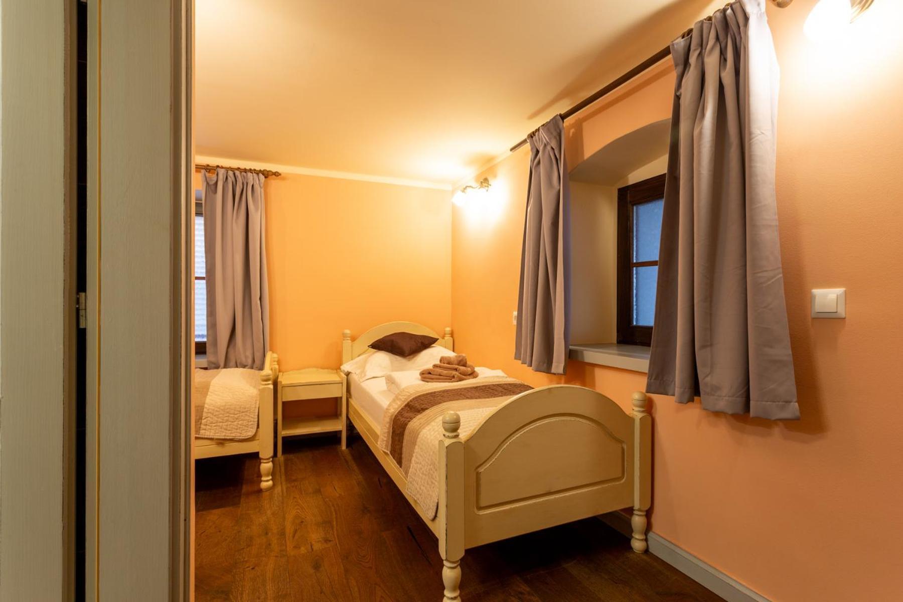 Kleines Zweibettzimmer