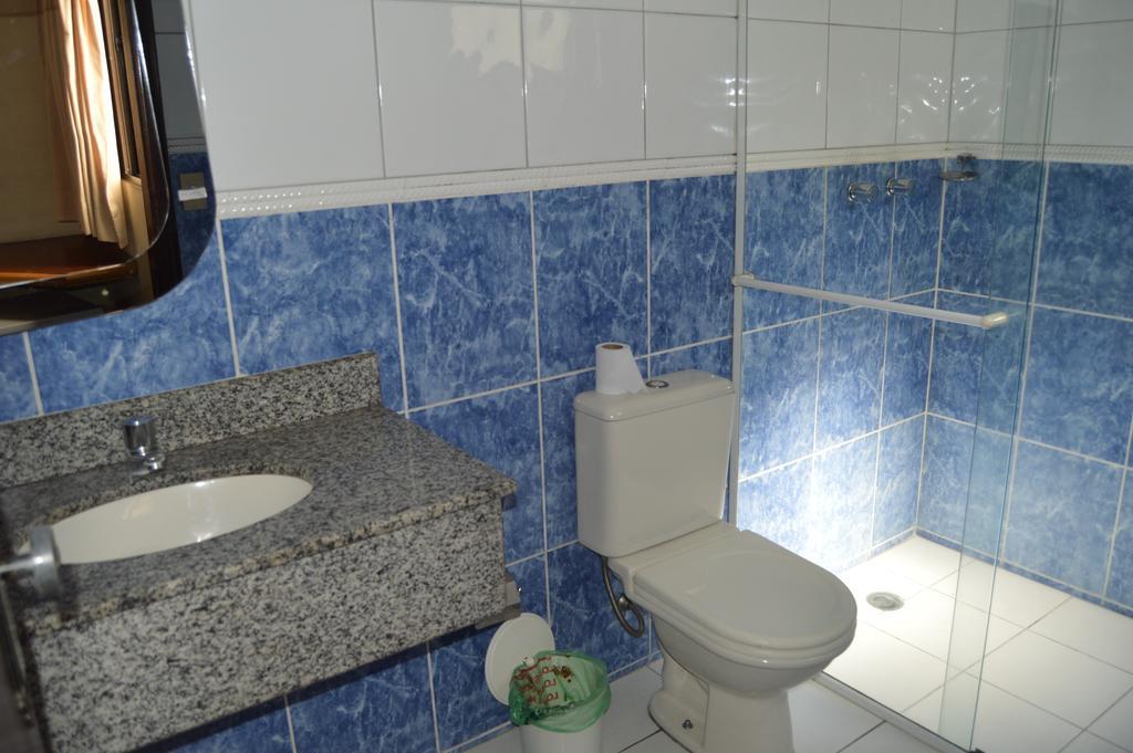 Habitación triple con 3 camas individuales y aire acondicionado