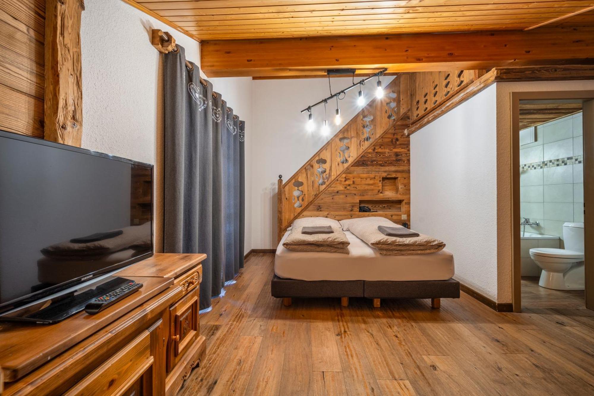 Chalet Junior Suite Family with Balcony and Mountain View
