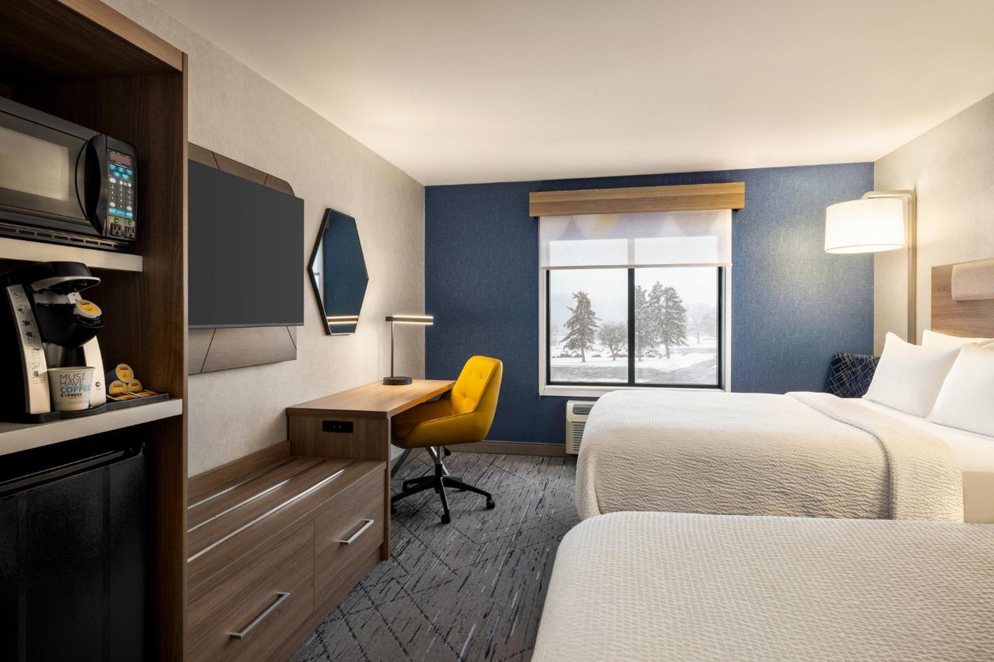 Standard Queen Room with Two Queen Beds and Mobility Accessible Tub