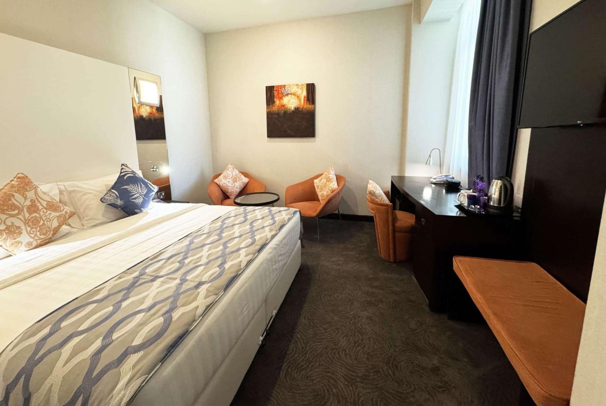 Deluxe Room Queen