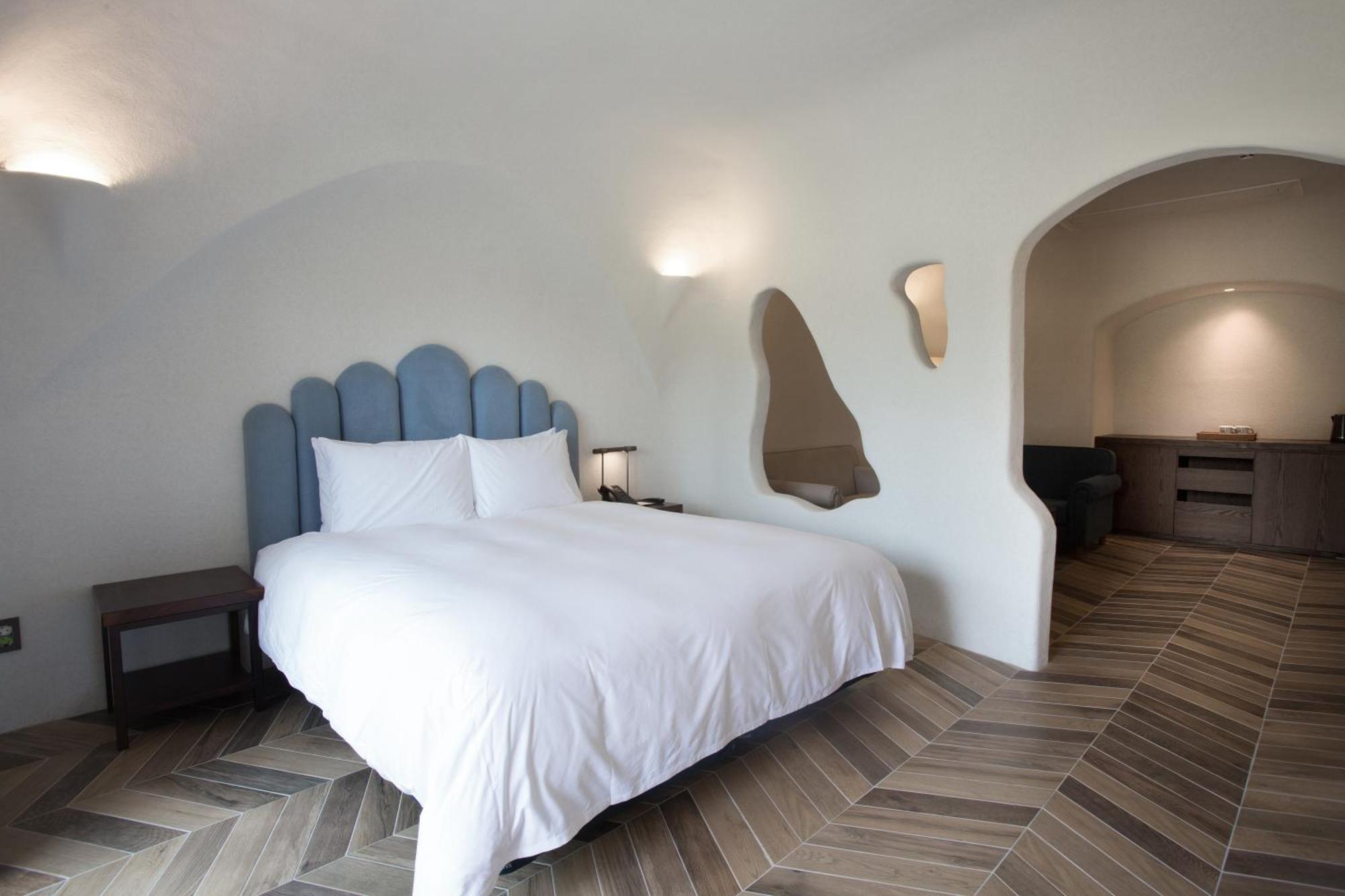 Wall Suite Room