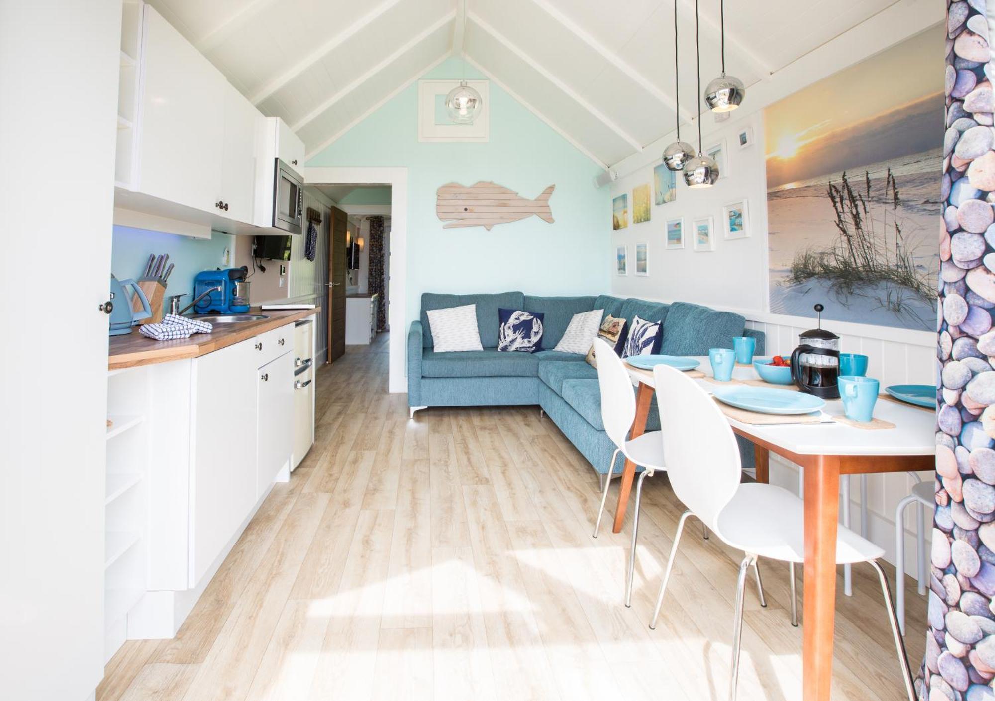 Deluxe Beach Hut Wood Fired Hot Tub (no pets)