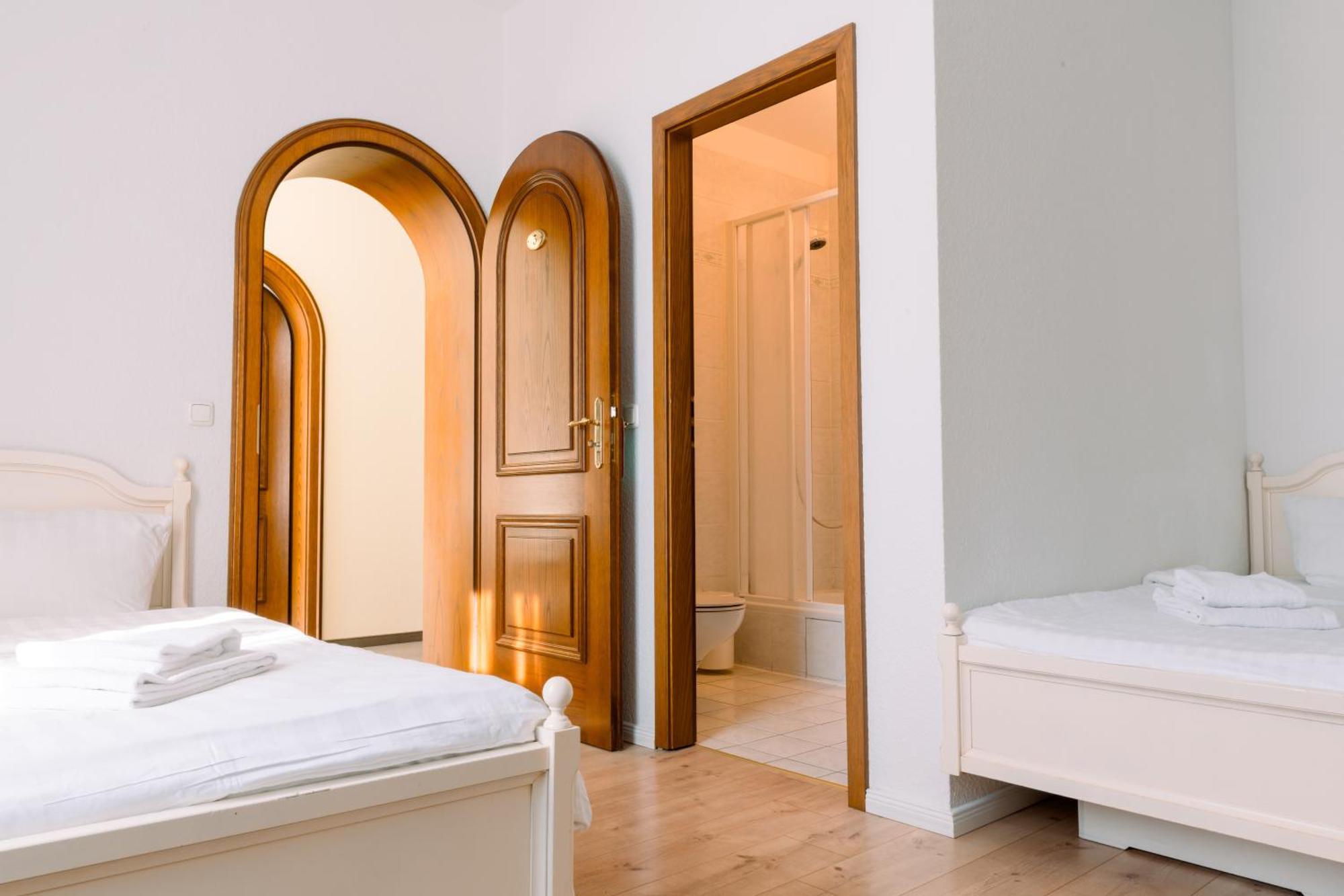Twin Room,1651532314:JPEG