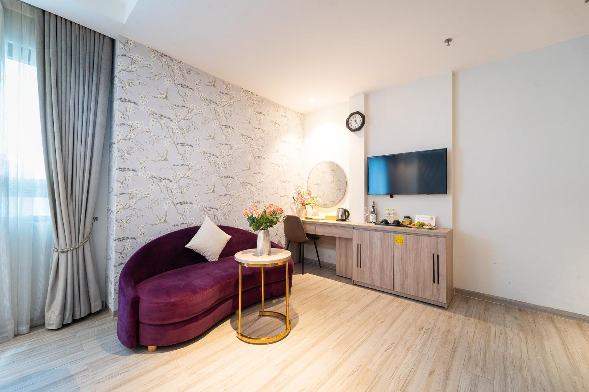 Suite with Bathtub and City View - Free Daily In-room Minibar,1651579358:JPEG